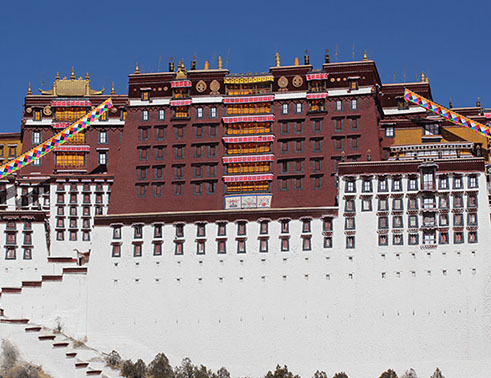 The Great Potala Palace is situated in the central of Tibet and was built by King Songtsen Gampo during the 7th Century.